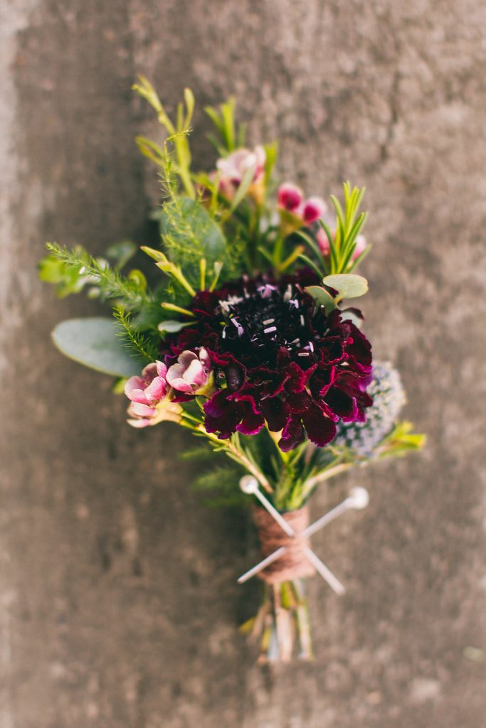 wedding bout with deep red flowers